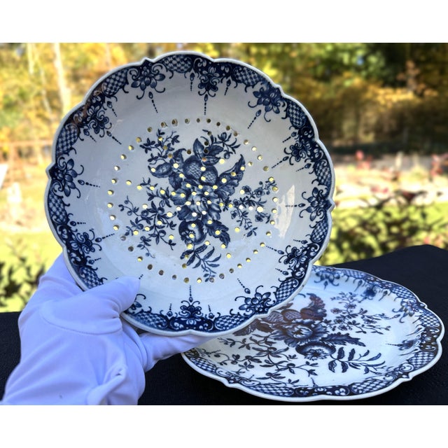 18th Century First Period Worcester Porcelain "Pine Cone" Cress Strainer Set For Sale - Image 9 of 16