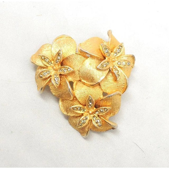Vintage 1960s DeNicola 3 Flowers Rhinestone Brooch For Sale In Philadelphia - Image 6 of 9