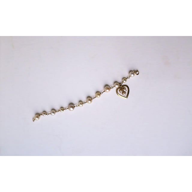 Charm Bracelet Pearl and Gold Heart, Circa Mid-20th Century For Sale - Image 12 of 14