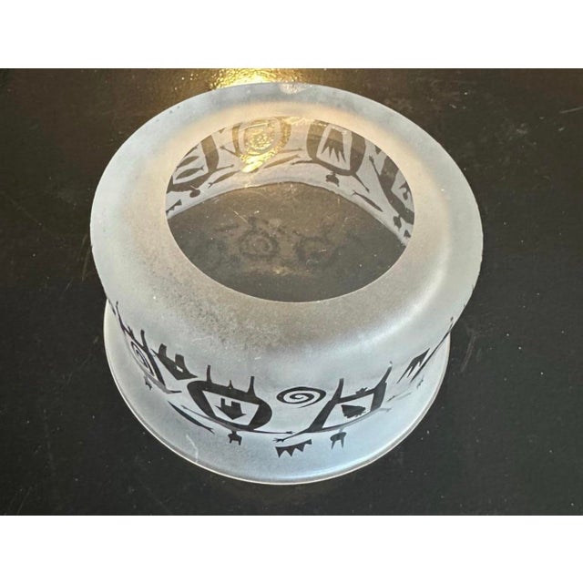 Art Deco Leandra Drumm Signed Etched Frosted Whimsical People Art Glass Bowl Dish 6" 1996 For Sale - Image 3 of 6
