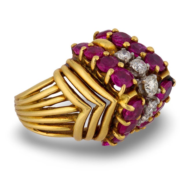 Vintage 3.20 Carat Ruby Diamond 18k Yellow Gold Cocktail Ring, Size 5 For Sale - Image 4 of 6