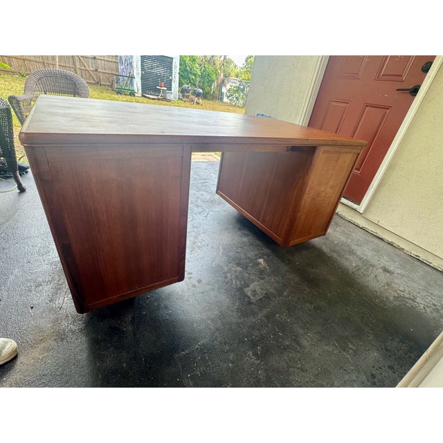 Mid-Century Modern 1950s Leopold Executive Desk With Drop-Front Keyboard/Typewriter Drawer- Mid-Century Modern Walnut Desk For Sale - Image 3 of 17