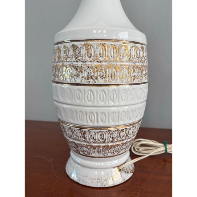 Vintage Mid-Century Modern Ceramic Table Lamps, White Glaze With Gilt Accents – Pair For Sale - Image 4 of 7