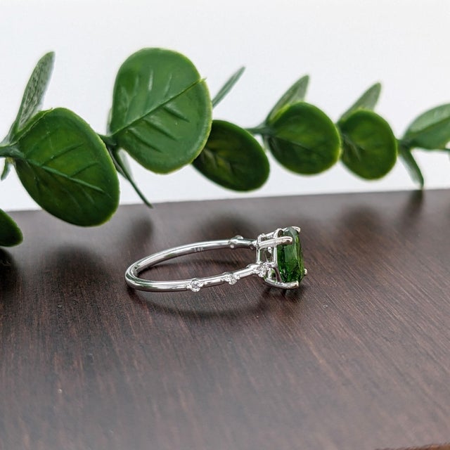 Modern 1.2Ct Tsavorite Garnet Ring With Earth Mined Diamonds: Solid 14k Gold, Oval, Size 6.75 For Sale - Image 3 of 7