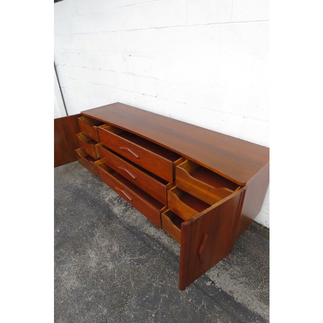 Young Manufacturing Mid 20th Century Curved Boomerang Dresser Sideboard 6171 For Sale In Miami - Image 6 of 18