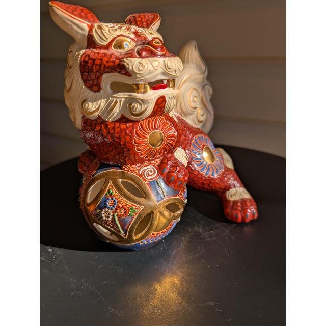 Pair of Vintage Japanese Kutani Foo Dogs – Matched Guardian Lions – Ornate Ceramic Shishi Statues – 1980s Showa Era For Sale - Image 4 of 7