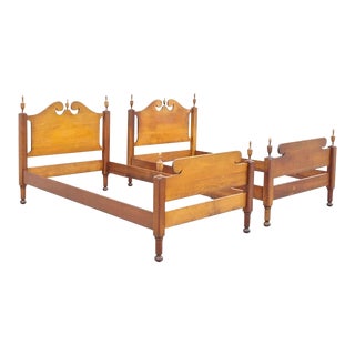 Early 20th Century Vintage Colonial Style Maple Wood Urn Finial Twin Single Beds - a Pair For Sale