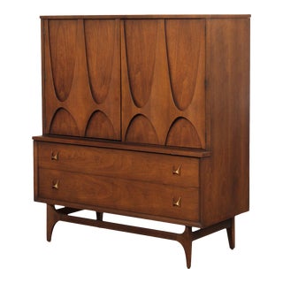 1960s Broyhill Brasilla Mid-Century Modern Walnut Gentleman's Chest For Sale