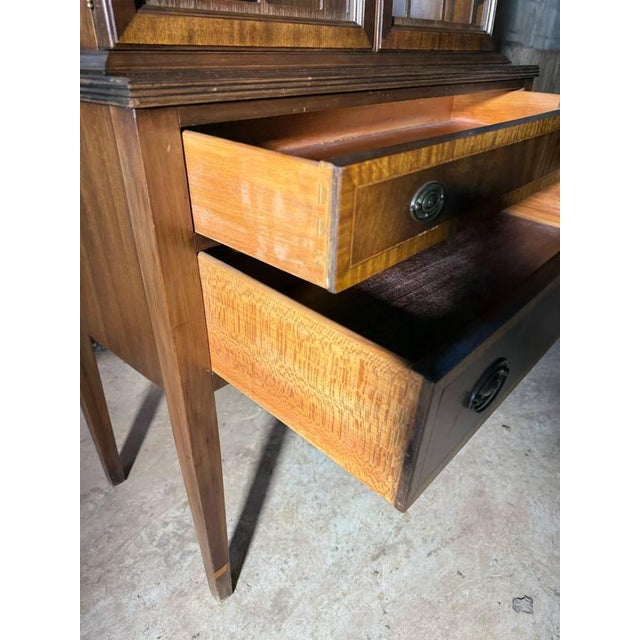 Vintage Federal Inlaid Mahogany Bookcase or Display Cabinet by the Wm Hengerer. For Sale - Image 4 of 12