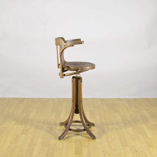 This extraordinary vintage chair dates back to the 1920s and represents a rare example of early 20th-century professional...