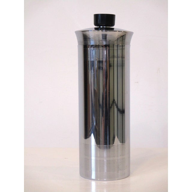 Manning Bowman Styled Art Deco Chrome Bakelite Cocktail Shaker For Sale - Image 9 of 9
