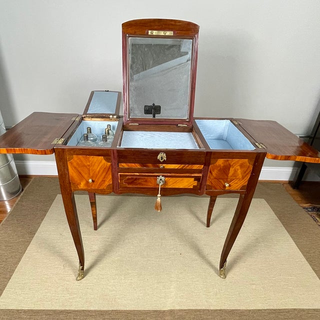Louis XV to XVI Antique dCoiffeuse (Vanity) in Amaranth and Tulipwood, by Pierre Plée, Paris, C. 1770 For Sale In Washington DC - Image 6 of 18
