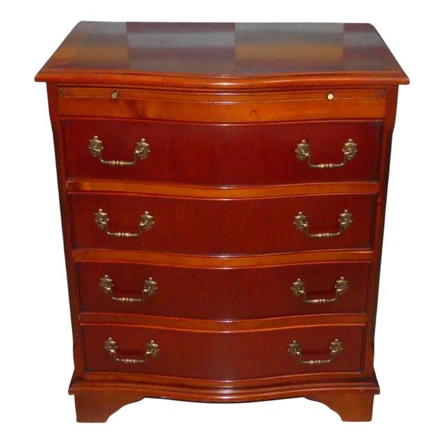 Georgian Chippendale Serpentine Chest of Drawers, 1970s For Sale