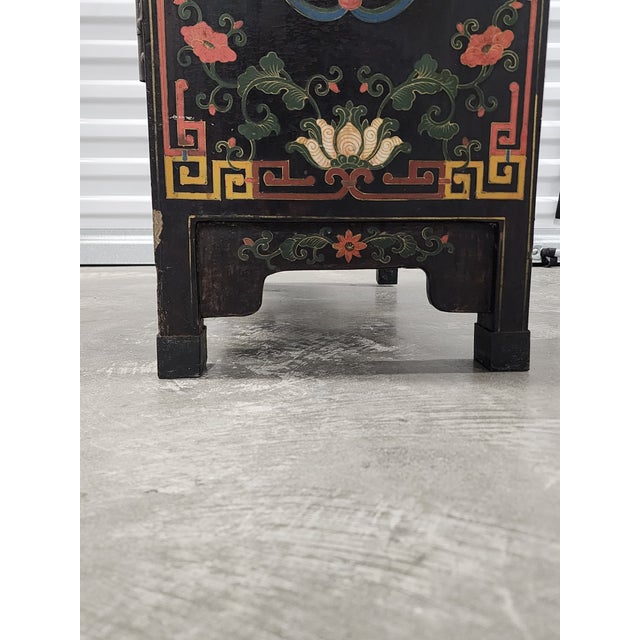 Vintage Asian Polychrome Lacquered Cabinet For Sale In New York - Image 6 of 12