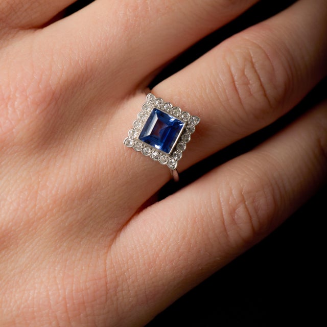 1910s Edwardian 2.10 Carat Ceylon No Heat Sapphire Diamond 18k White Gold Ring, Size 8 For Sale - Image 4 of 5