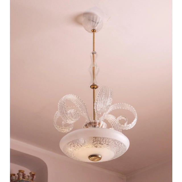 Elegant Art Decò chandelier by Barovier & Toso, Murano glass, 1940s. Six leaves in beautiful transparent glass. All the...