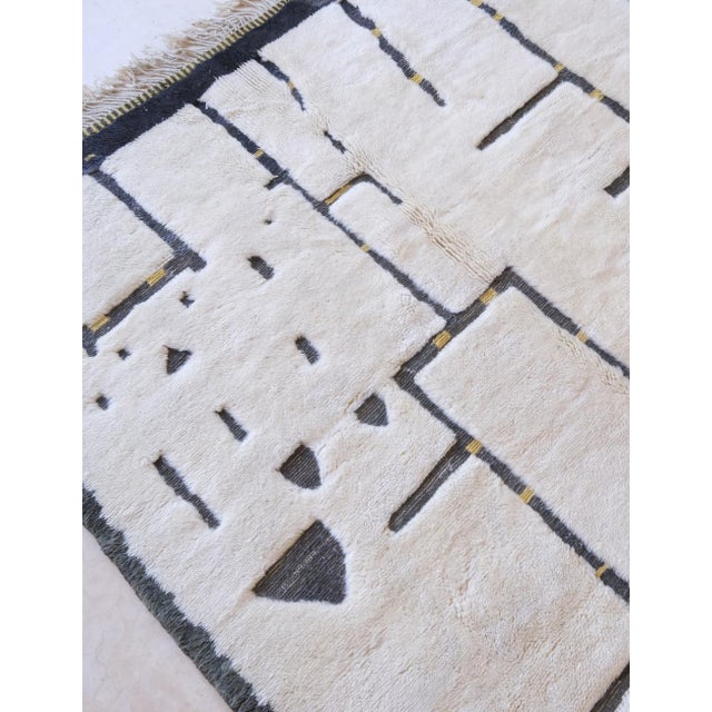Contemporary Moroccan Beni Mrirt Wool Rug - 10.3 X 7.2 Ft For Sale - Image 3 of 8