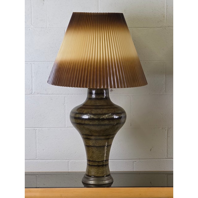 Mid 20th Century Earth Toned Mid Century Lamps With Original Hombre Shades - a Pair For Sale In Richmond - Image 6 of 7