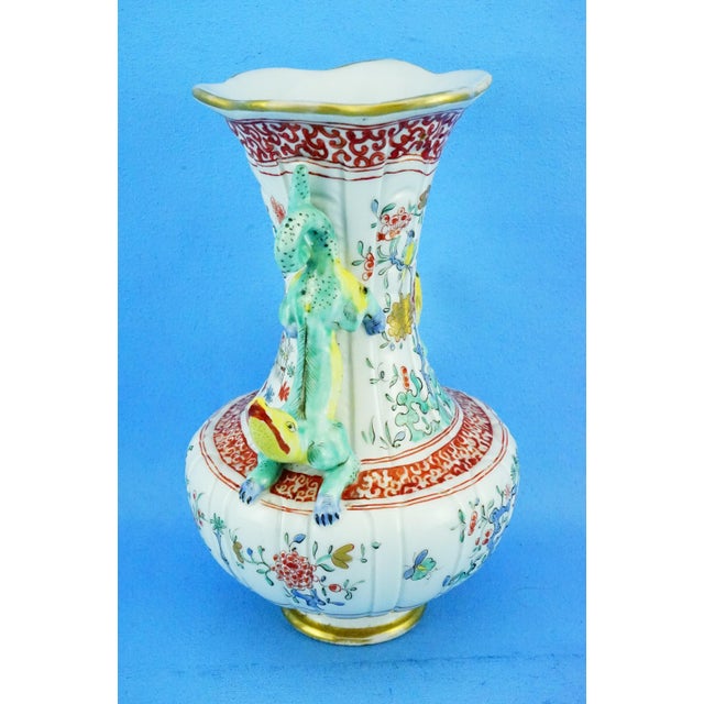 MEASUREMENTS: Height: 22.3 cm; Width: 15.5 cm; Depth: 13 cm; Weight: 0.970 kg A refined and exceptional ribbed vase in...