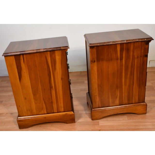 1930s Pair of English Cedar Wood Nightstands Bedside Tables For Sale - Image 13 of 18