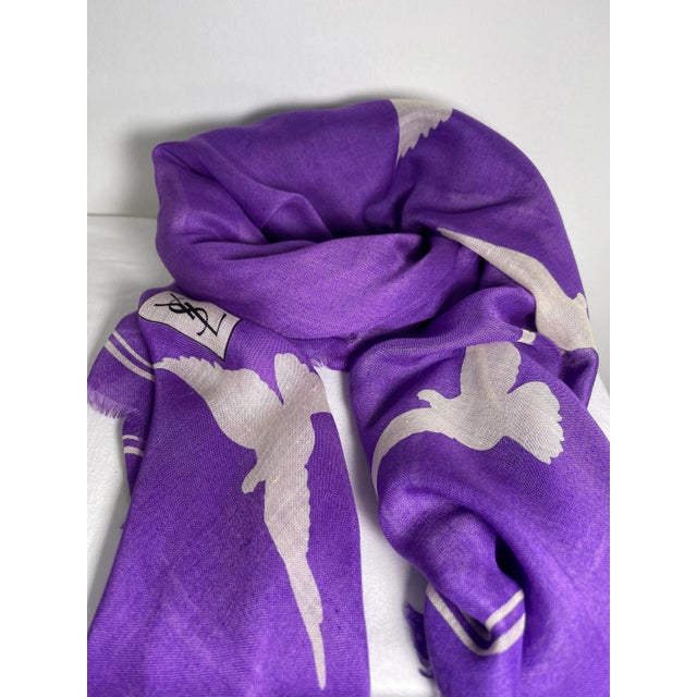 1980s Ysl Écharpe De Laine Vintage Violet Avec Des Oiseaux For Sale - Image 5 of 9
