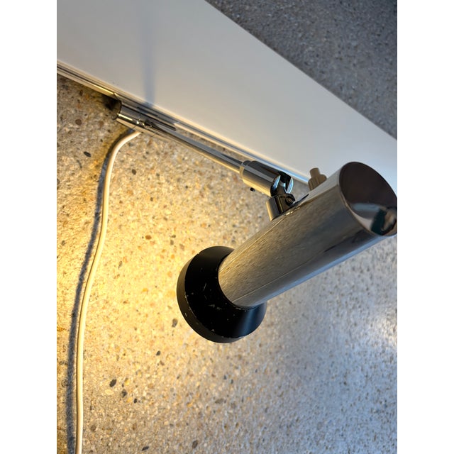 Wall-mounted light fixture * A wall-mounted light fixture with an aluminum track, allowing for the flexible positioning of...