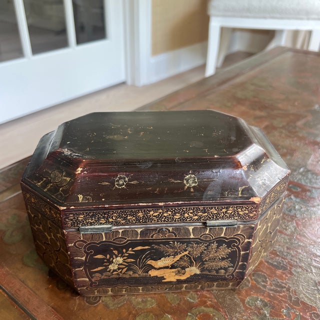 19th Century 19th-Century Chinese Export Lacquer Tea Caddy Box With Gilt and Painted Figural Cartouches For Sale - Image 5 of 7