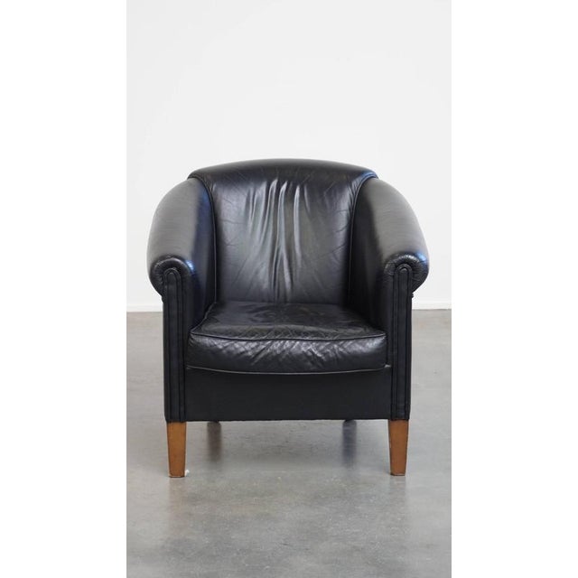 This black cowhide club chair in English style with a great luxurious design. This club chair made of cowhide leather is a...