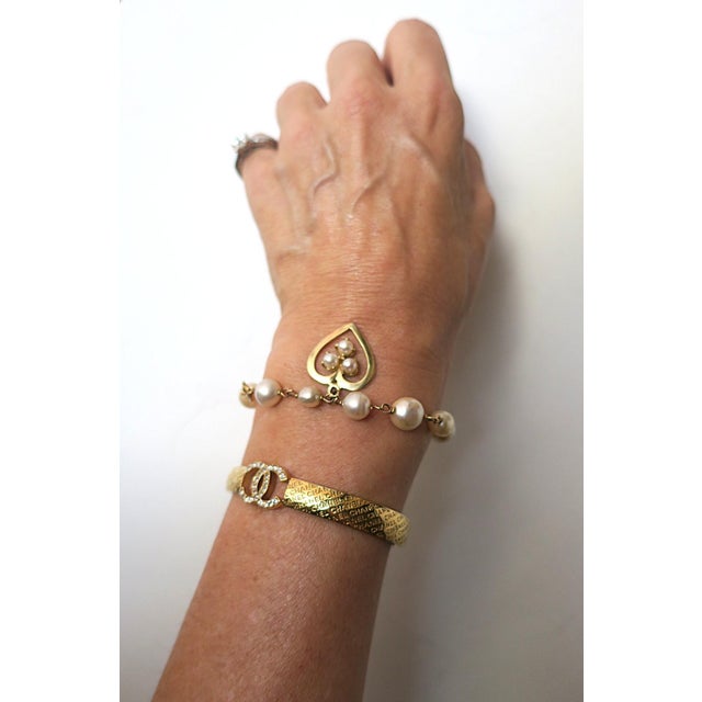 Charm Bracelet Pearl and Gold Heart, Circa Mid-20th Century For Sale - Image 9 of 14