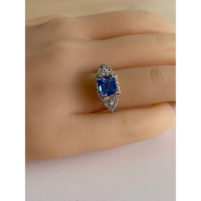 Metal Emerald Shaped Ceylon Sapphire Diamond 3.75 Carat 18 Karat Gold Cocktail Ring Size 6 For Sale - Image 7 of 8