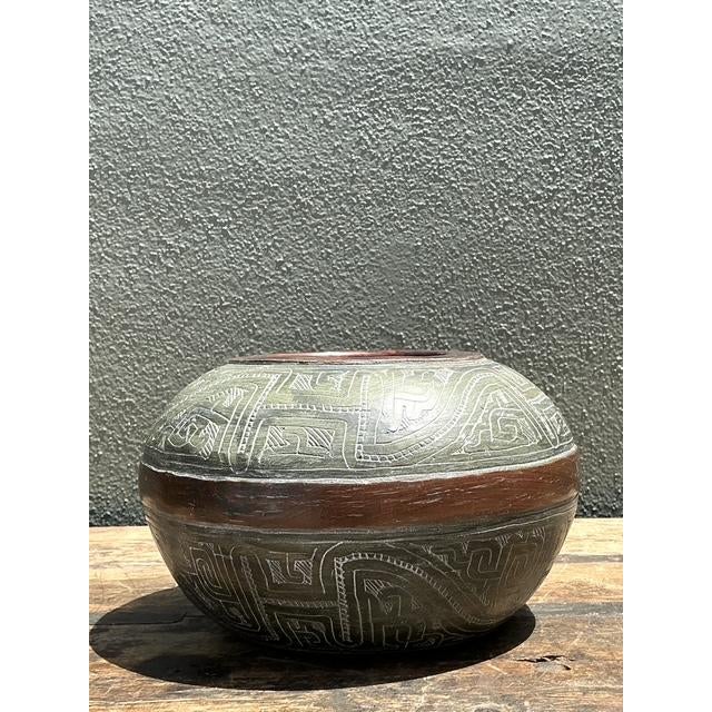 This exceptional vintage studio pottery vase originates from Peru, showcasing a masterful blend of traditional Andean...