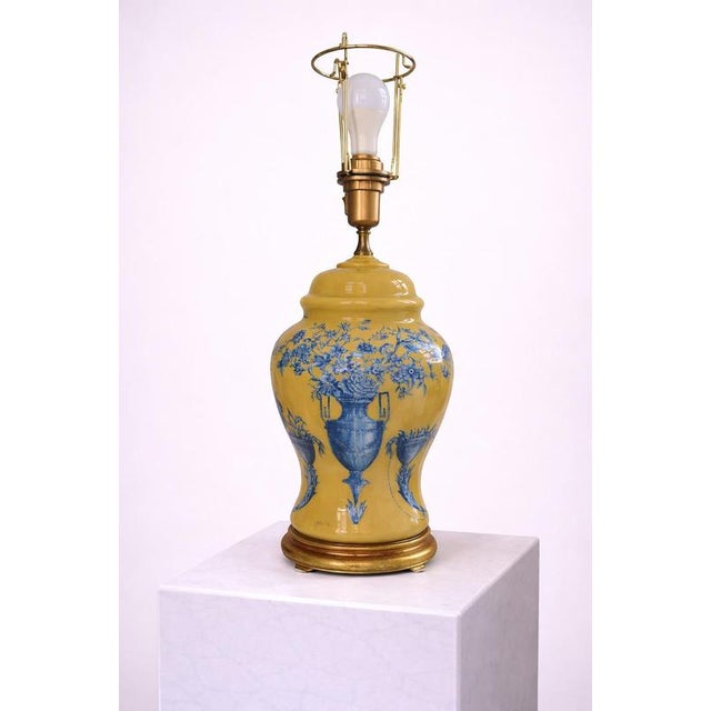 1950s Italian Yellow Glazed Porcelain Table Lamp with Blue Rococo Motif, 1950s For Sale - Image 5 of 10