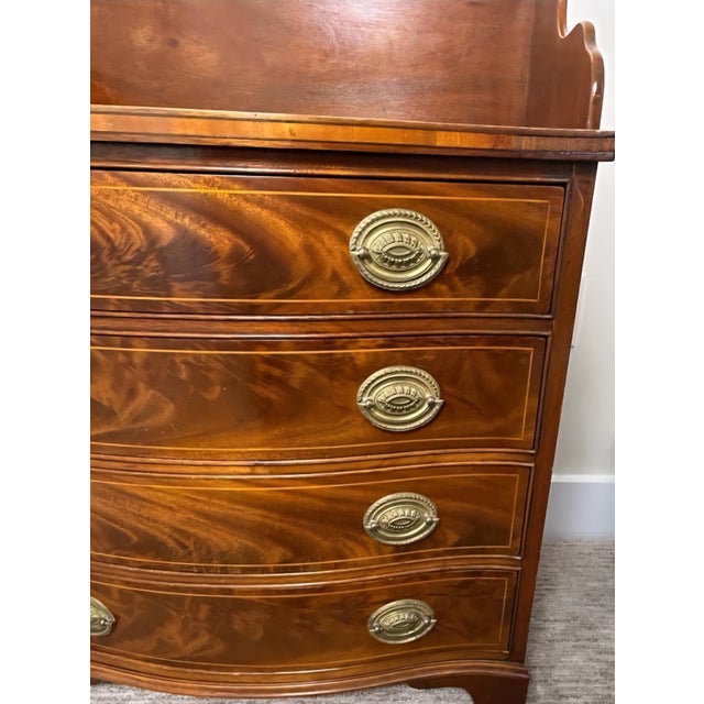 Traditional Mid 20th Century Georgian Style Flame Mahogany Serpentine Chest of Drawers For Sale - Image 3 of 10