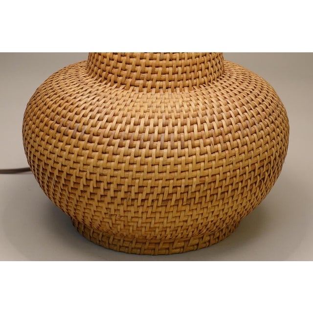 1960s 1960s Sublime Atomic Modern Rattan Wicker Basket Weave Chimney Brass Table Lamp For Sale - Image 5 of 9
