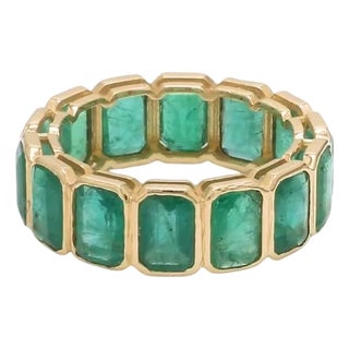 Natural 6.31 cts Zambian emerald band ring in 18k gold For Sale