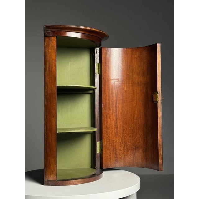 Mahogany corner cabinet / wall cabinet. Early 19th century. Originating from England. Mahogany veneered. Working lock. In...