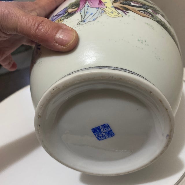 Rose A Chinese Famille Rose Porcelain Vase Possibly Depicting the Eight Immortals. For Sale - Image 8 of 8