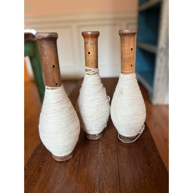 American Set of 12 Vintage Knoxville Sock Factory Wooden Textile Bobbins With Original Cotton Thread For Sale - Image 3 of 7