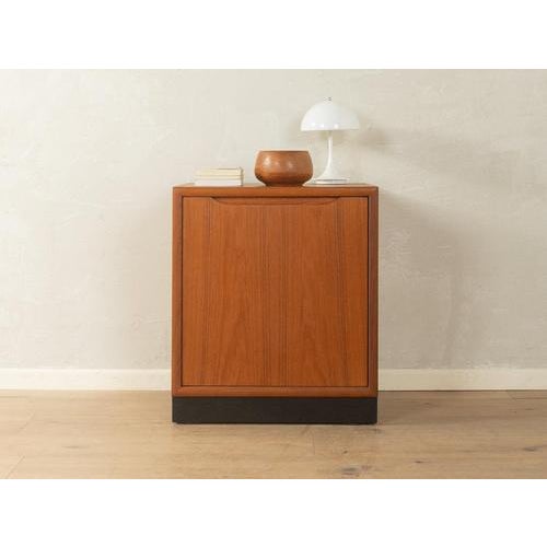 1960s chest of drawers Very good workmanshipHigh-quality materialsSolid wood edgesMade in Denmark Width: 50 cm Height: 58...