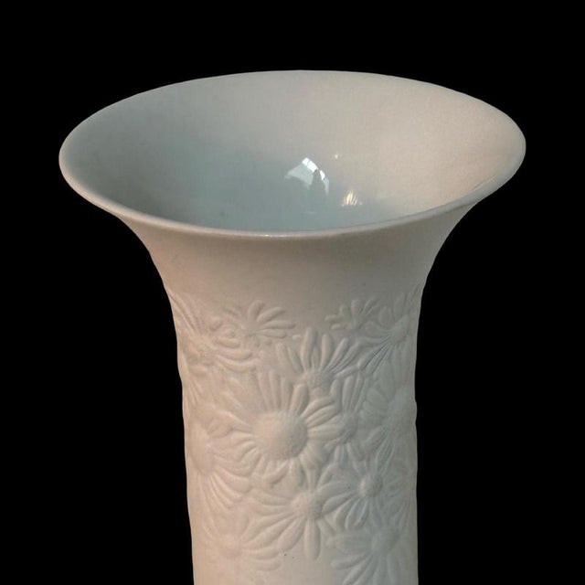 White Daisy Ceramic Vase by Rosemonde Nairac for Rosenthal Studio-Linie For Sale - Image 4 of 5