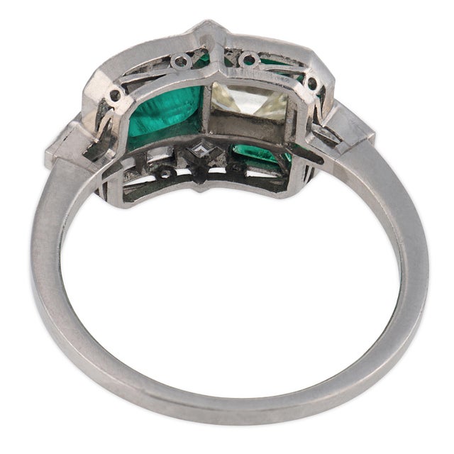 Early 20th Century Art Deco Style Diamond Emerald Platinum Toi Et Moi Ring, Size 7 For Sale In Los Angeles - Image 6 of 6