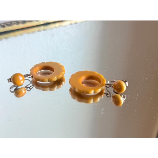 Vintage 1940s Mustard Yellow Bakelite Dangle Earrings With Scalloped Edge, A Pair For Sale - Image 9 of 13