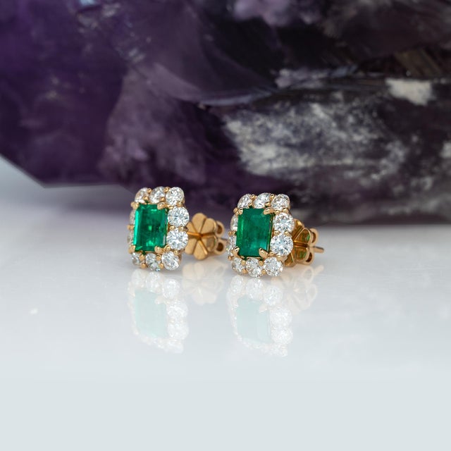 2020s 1ct Colombian Emerald Stud Earrings With Natural Diamond Accents: Solid 14k Gold, A Pair For Sale - Image 5 of 7
