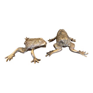 Pair of Vintage Brass Toned Crouching Frog Sculptures With Open Mouth and Textured Detailing.. For Sale