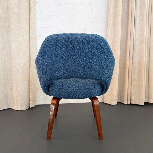 1960s Eero Saarinen for Knoll Wood Executive Armchair in Blue Bouclé For Sale - Image 5 of 7