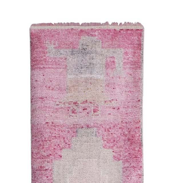 Mid-Century Modern 1960s Vintage Pink Turkish Herki Rug 2'12'' X 9'10'' For Sale - Image 3 of 13