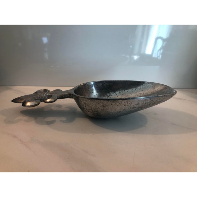 French 1980s Pewter Fleur De Lis Scooper For Sale - Image 3 of 5