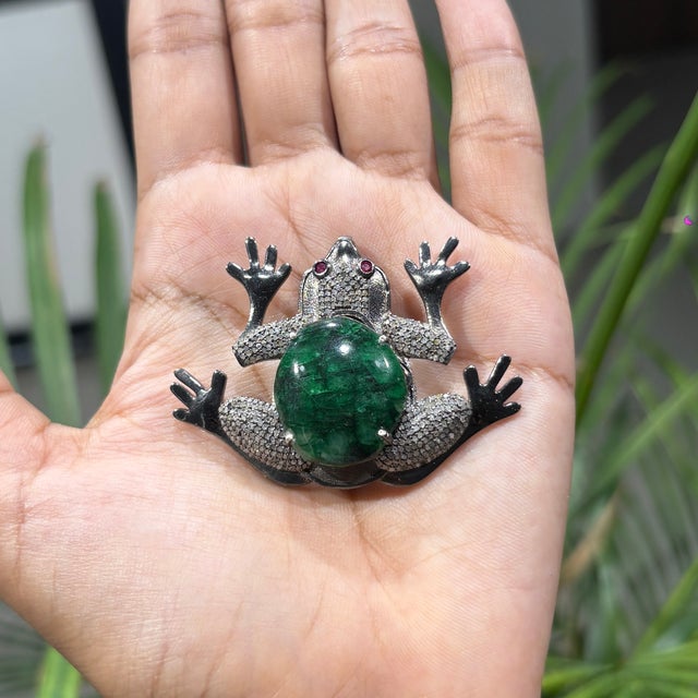 Antique Style Oxidized Silver & 15.25 Ct Natural Emerald Diamond Frog Brooch Pendant For Sale - Image 10 of 14