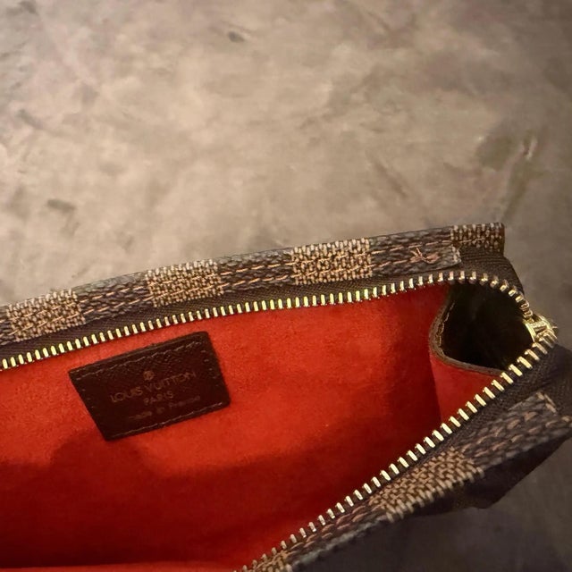 A Vintage 1998 Full Set Louis Vuitton Brown Damier Bucket Companion Pouch For Sale - Image 11 of 16