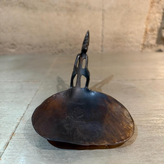 Bone 1960s Hand-Carved Indonesian Water Buffalo Horn Scoop Ornate Figural Ancestor Handle For Sale - Image 7 of 11